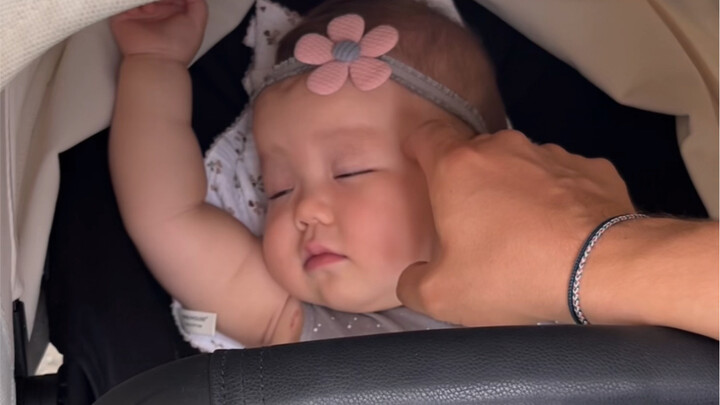 At home, Mom takes at least half an hour to put me to sleep, while Dad does it in just three seconds