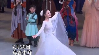 佟丽娅谢幕跳新疆舞，麦迪娜默契加入，网友：新疆人对视必起舞！
