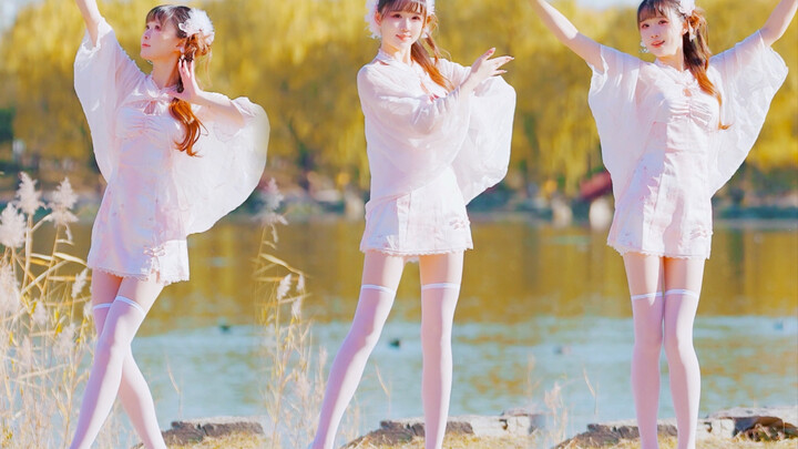 Falling blossoms have longing, but the flowing water is heartless~