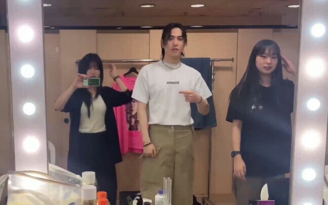 【Kim Yugyeom】Mengajari orang lain menari tarian girl group, hahaha lucu banget! Pria tampan yang ter