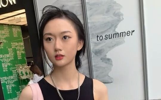 مقابلة في الشارع: الطفل اللطيف المفضل لدى الأخت الصغيرة على الإنترنت