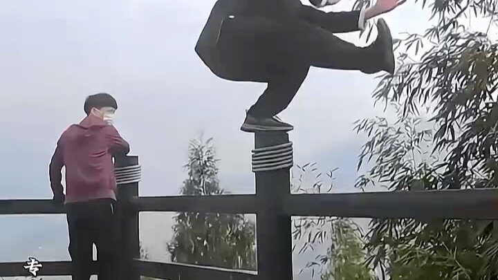 Kakek berusia 70 tahun ini memiliki daya lompat yang tak kalah dengan anak muda! Gerakannya seolah-o
