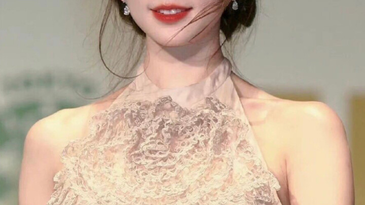 Ternyata di hadapan kecantikan mutlak, aura intelektual adalah kelebihan yang tak layak disebutkan!