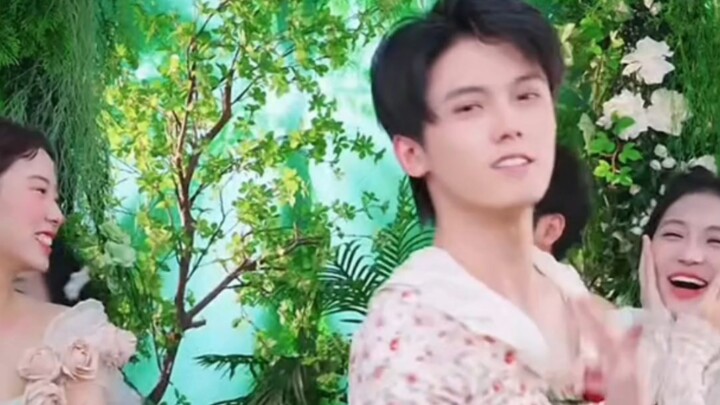 The Gu brothers dance in skirts—such a striking contrast! The girls are so adorable! [Today's group 