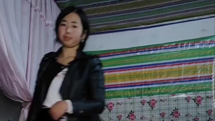 Tiểu Hoàng Dung ăn cá