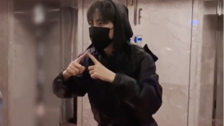 Liu Ye: She's the older sister, right?! She dances better than the girls, so I'll arrange some more 