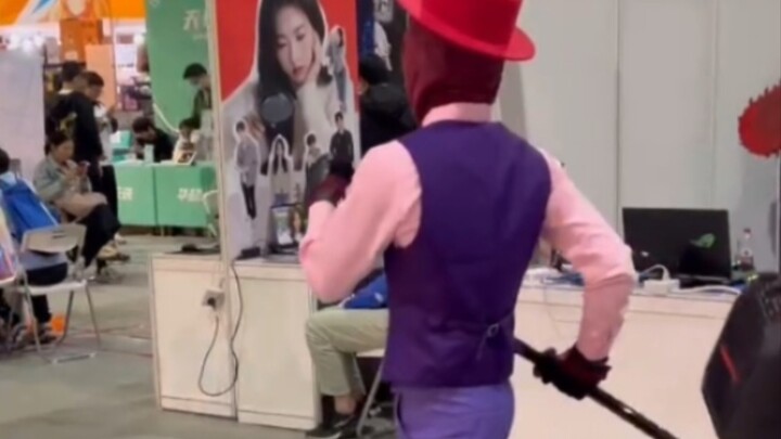 الآن بات من الواضح من الذي يتقن التقمص بأكبر قدر من الدقة!