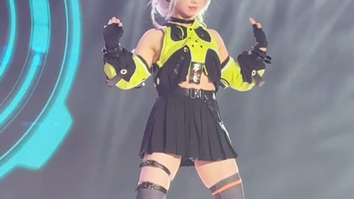 Melihat Ambi menari di panggung acara komik!!!