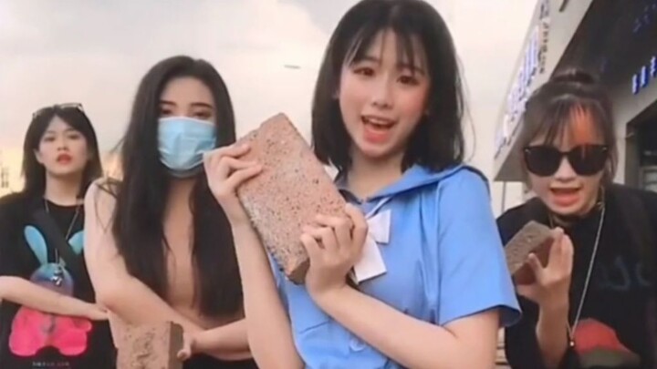 หนุ่มหล่อ คุณมีเกม "ฟง เชอ เมิ่ง" ไหม?