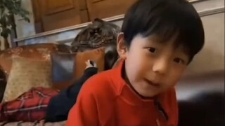 小男孩问舅舅吃不吃“火多”，舅舅一时没反应过来……留言下你家小朋友可爱的童言童语吧~