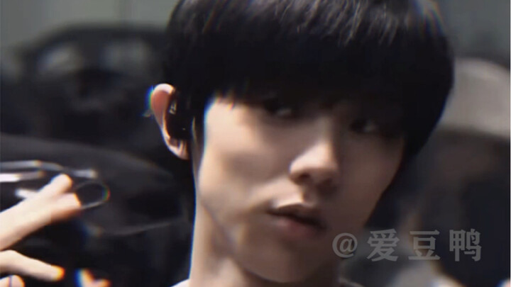 【هيناتا هانيو】هو يعلم أنه وسيم جدًا