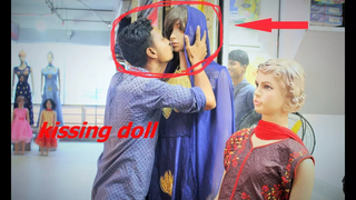 Kissing Doll Experiment - เล่นตลกในที่สาธารณะใหม่ 2018 - วิดีโอตลก