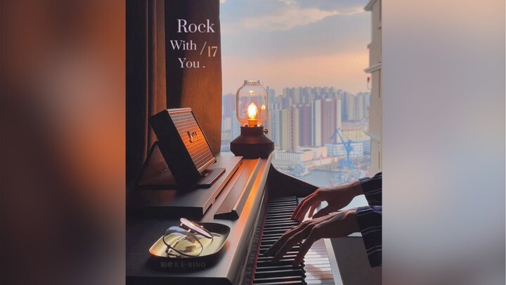 Nắng vàng, đại lộ rộng, hương hoa ngào ngạt, có làn gió thổi qua, cuốn theo bao nhiêu cánh hoa dọc đ