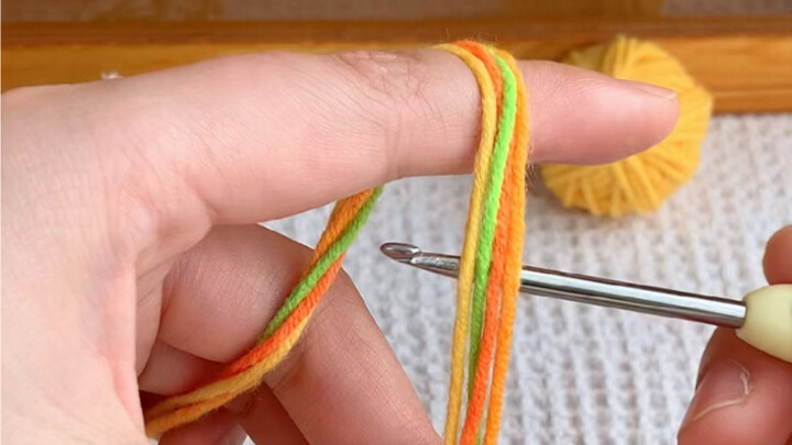 جمّعي بقايا الخيوط في المنزل واصنعي حزام حقيبة ملوّن – خيار رائع! 🥳