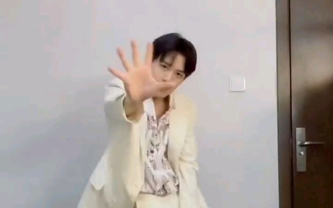 وو هاي يقفز إلى الوراء، تعالوا جميعًا يا @تشوان رن لنكمل السلسلة!