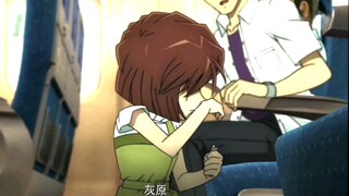 女生嘛摔倒了，就拍一拍衣服，撩一下头发
