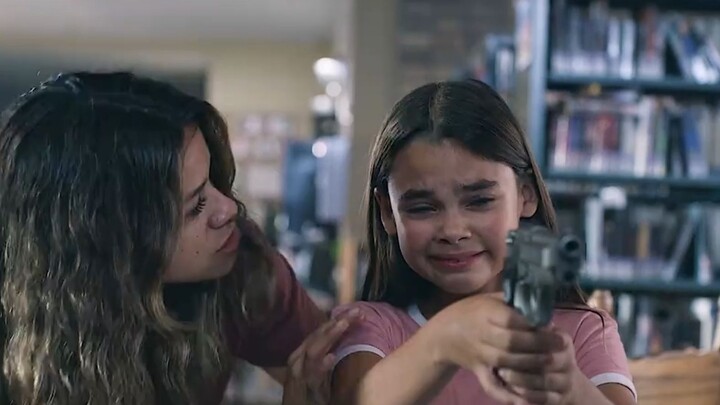 ทุกวันแม่ต้องสอนลูกสาวยิงปืน สอนวิธีดูดน้ำมันจากถังน้ำมัน แถมยังให้ลูกสาวแอบขับรถกลางดึกอีกต่างหาก