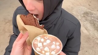 经过这条路都得吃饱了再走