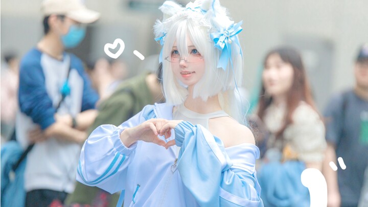 عندما ارتديت زيّ القطط المائي في المهرجان الموسيقي، أمسكت بكاميرا المسؤول الرسمي لالتقاط صورتي!