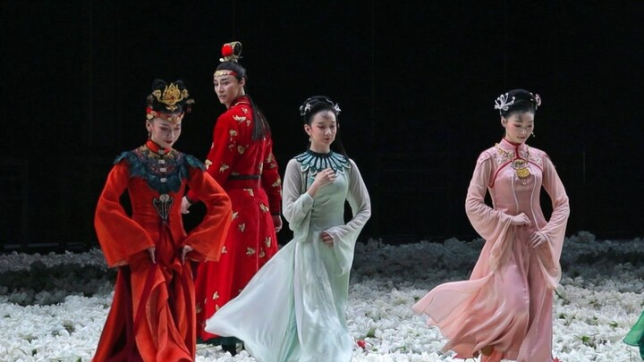 Who knows the joy of the curtain opening four times! The original version of the dance drama Dream o