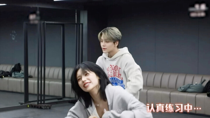 هذا هوانغ لي تشي وهاي شين لونغ وسيمان لدرجة أنّهما لا يعيان ما يحدث حولهما.