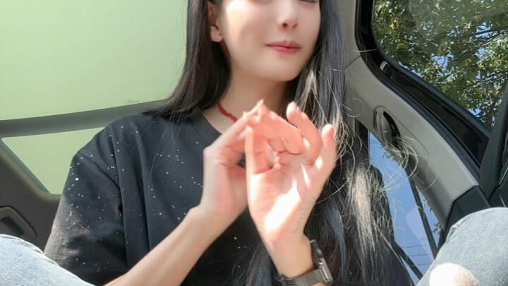 À ha ha, một mình trong xe tí tẹo vui vẻ chút thôi