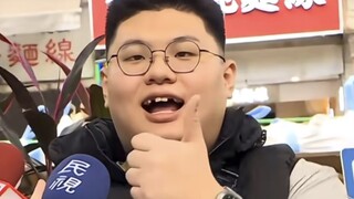 في مطعم لشرائح اللحم في تايبيه، بدأ الموظف بغناء أغاني فرقة TWICE أثناء قلي شرائح اللحم، فانزعج منه 