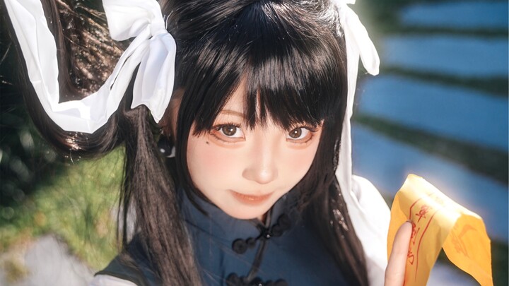 “Setelah tempelkan kertas jimatku, kamu nggak boleh bergerak!”