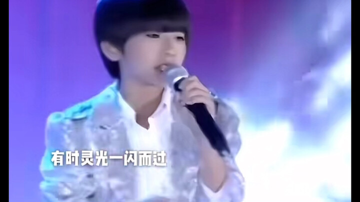 Cai Xukun berusia 13 tahun menyanyikan lagu “Tak Perlu Keluar Uang Kalau Tak Kekinian”