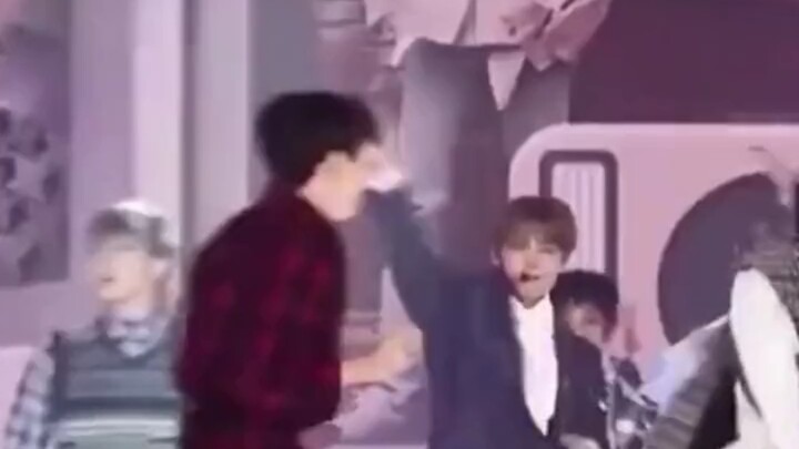 SEVENTEEN’s bloopers on stage hhh…