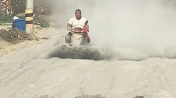 คนอื่นปิดหัวใจด้วยปูน คุณมาปิดปอดด้วยปูนที่นี่เหรอ [มอง]