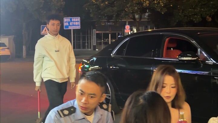 当兄弟偷偷出来吃夜宵不接电话