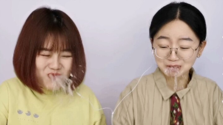 Don't laugh challenge! Strange jokes are added, and spit water on the other person's face...