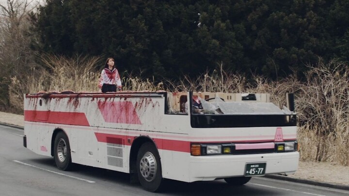 Gió quỷ quái quật ngang thân xe buýt trường học, cô gái cúi xuống nhặt bút thì thoát nạn, nào ngờ cò