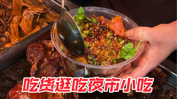 หนุ่มชอบกินมาเดินเล่นตลาดกลางคืนอีกแล้ว~ ไก่ทอดคอทั้งชิ้นเยอะมากกกกจริงๆ แถมยังแถมให้อีกครึ่งกิโล จุ