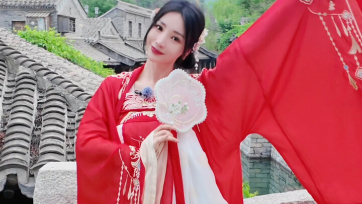 [Liu Yan] A woman in red suddenly spun around in Gubei Water Town