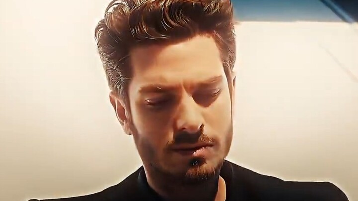 The girl you’ve been secretly crushing on finally takes the initiative to chat with you: