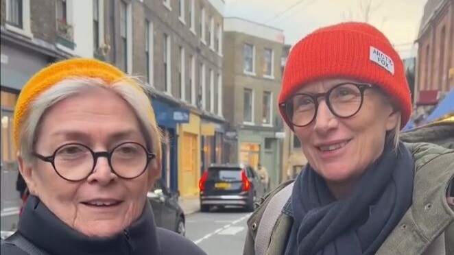 les | Pasangan istri yang sudah bersama selama 31 tahun saling mendukung—manis banget!!!