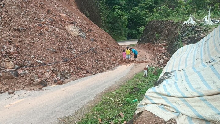 Sửa qua tý để các cháu đi học không bị trơn trượt