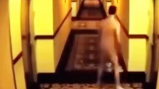 خرج رجل عاريًا لوضع أدوات المائدة، لكنه تم إغلاقه بالخارج عن طريق الخطأ