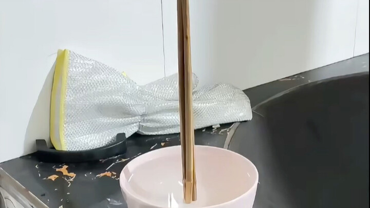 Unveiling Folk Deceptions: Sticking Chopsticks Upright in Water!