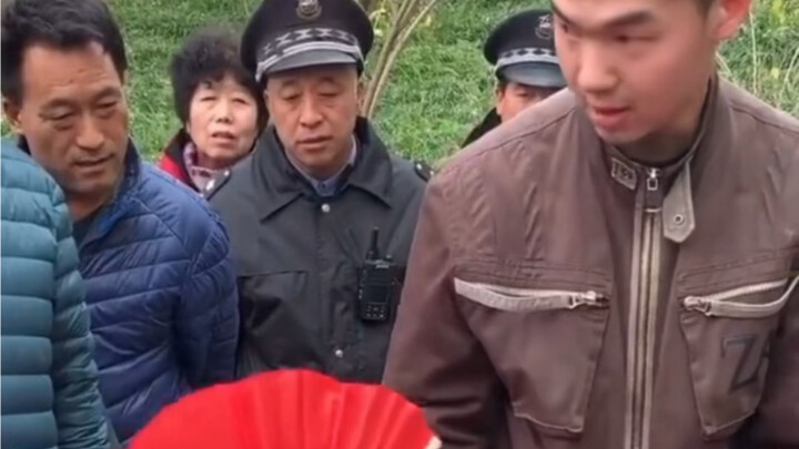 Keterampilan langka yang hilang di dunia persilatan direkonstruksi melalui lipatan kipas, para jagoa