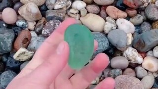 الشابة تجمع خصيصًا "زجاج البحر"، وتلتقطه لتصنع منه مجوهرات...