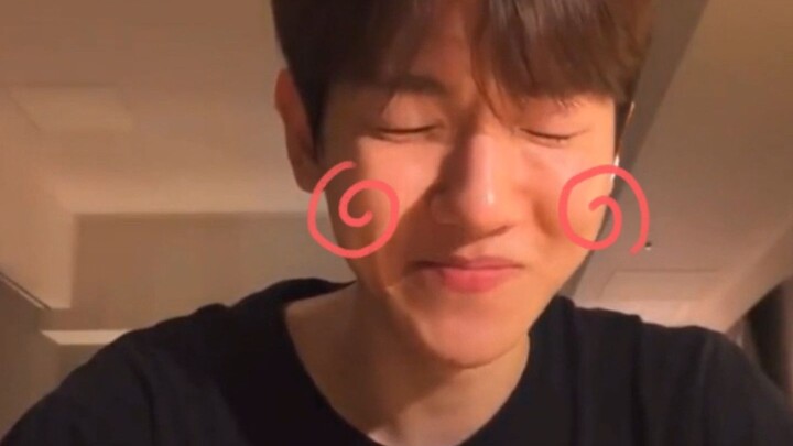 Cuối cùng đến lượt Baekhyun trả lời câu hỏi của gián rồi~ Nếu fan biến thành gián thì phải làm sao đ