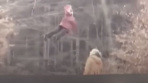 Momen Seorang Anak Perempuan Yang Sedang Terbang Dan Di Dampingi Ibu nya