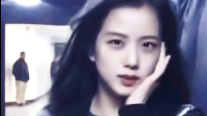 Khi Kim Jisoo mặt lạnh, ánh mắt cô ấy như đang nhìn vào rác vậy.