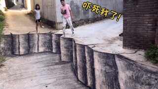在十字路口画一个大坑，吓坏路人！