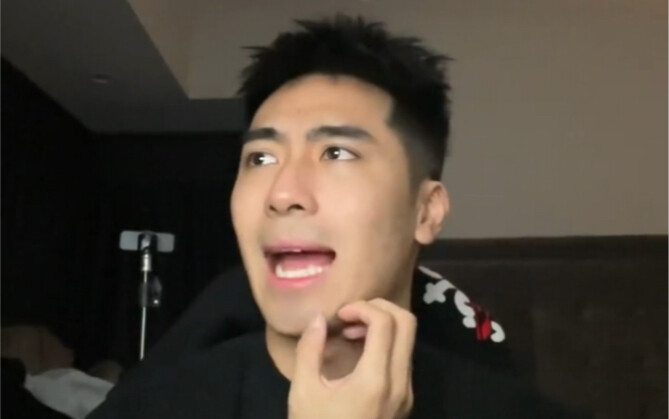 Bạn cùng bàn mới biết chuyện gì xảy ra