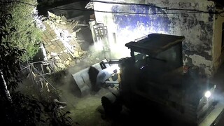 UP家房子半夜被亲爹撞塌了