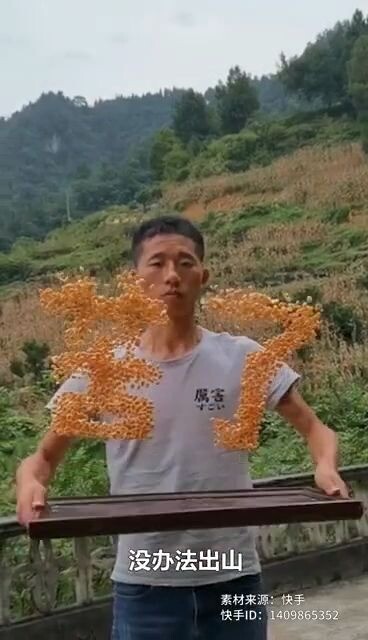 Thật không ngờ không phải là hiệu ứng kỹ xảo! Chàng trai dùng hạt ngô rắc lên không trung để tạo thà